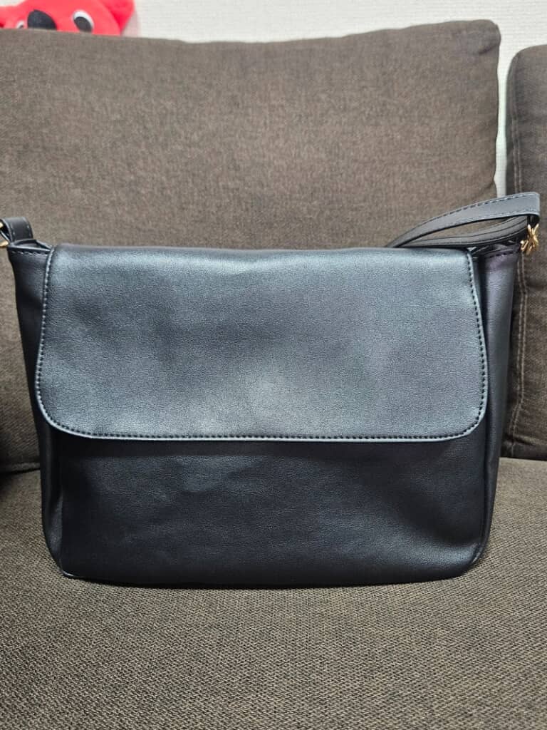 通勤時の黒いバッグ