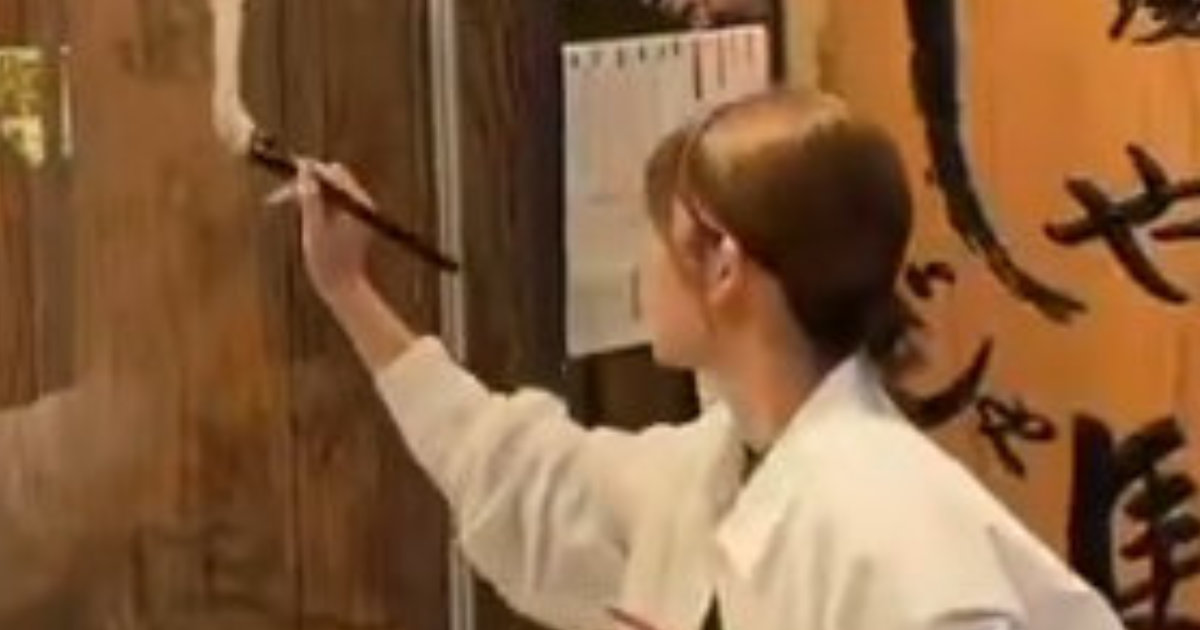 24歳女性書道家→居酒屋の窓に文字を書くと……　「かっこええ」圧巻の仕上がりが1200万表示「一発でこれ決めれんの凄い」（1/2） | カルチャー・アート ねとらぼ