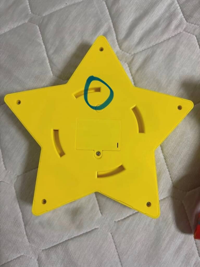 ここに細いピンを引っ掛けます