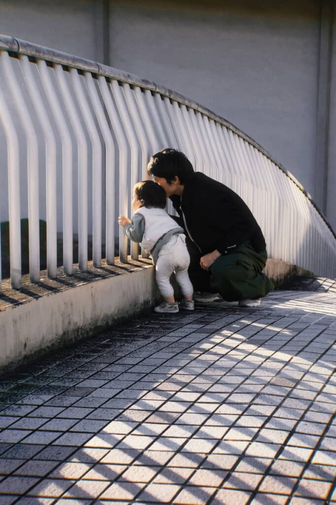 パパさんと一緒に遠くを眺める娘ちゃん