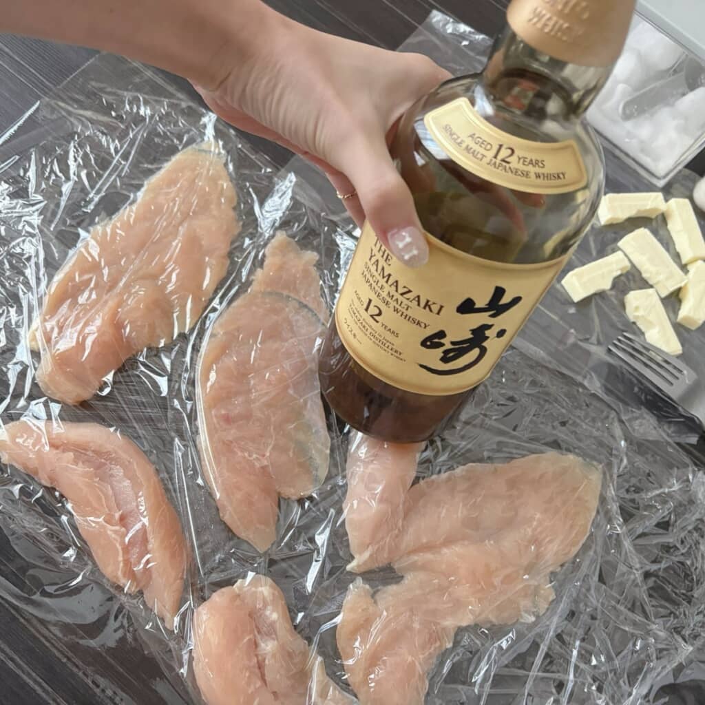 山崎12年のビンでササミをたたきます