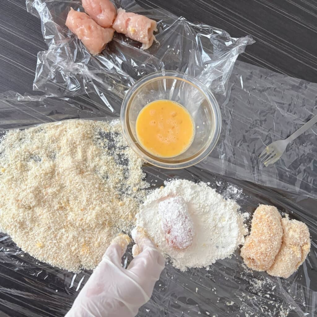 ササミでチーズを巻いて。小麦粉→卵→パン粉
