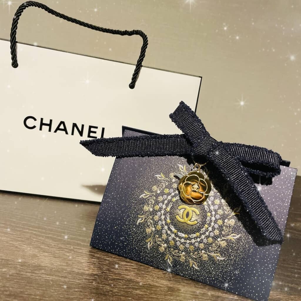 CCロゴ入りのカメリアチャーム付きラッピング!!（画像提供：E.M.I.さん／@e_k_migo）