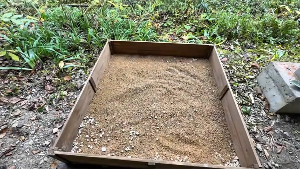 子ども用の砂遊び場を使った「トカゲハウス」を作ります