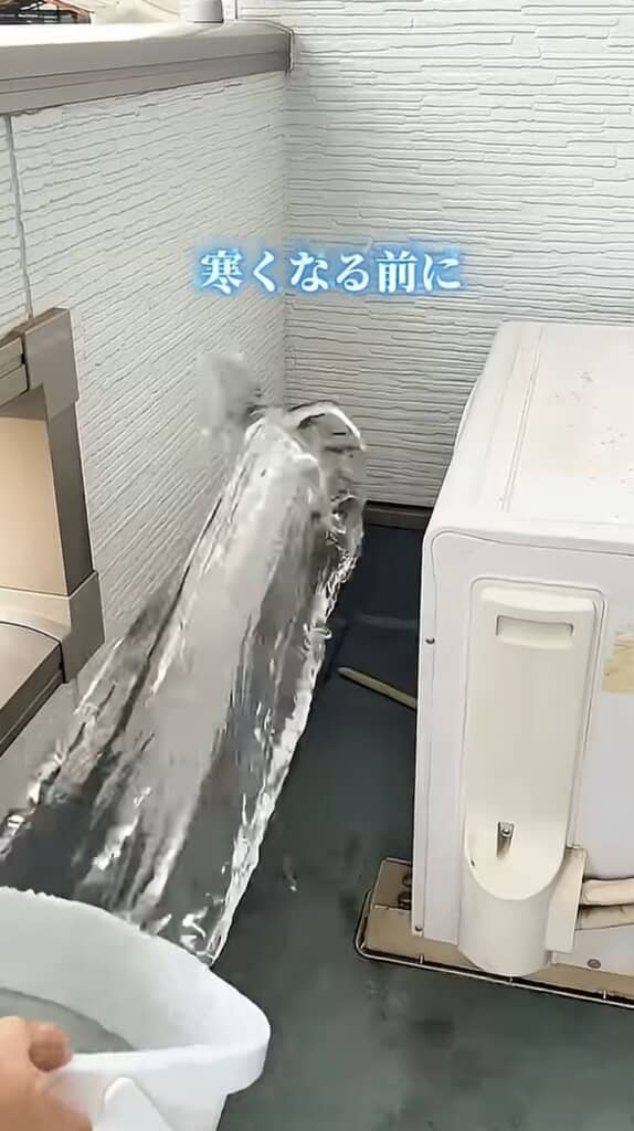 長年放置していたベランダを寒くなる前に掃除する様子