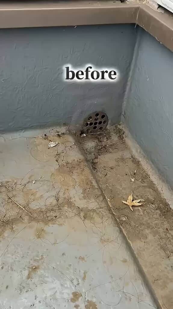 土汚れや落ち葉が目立つ清掃前のベランダ