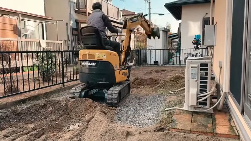 ユンボで土を掘る様子