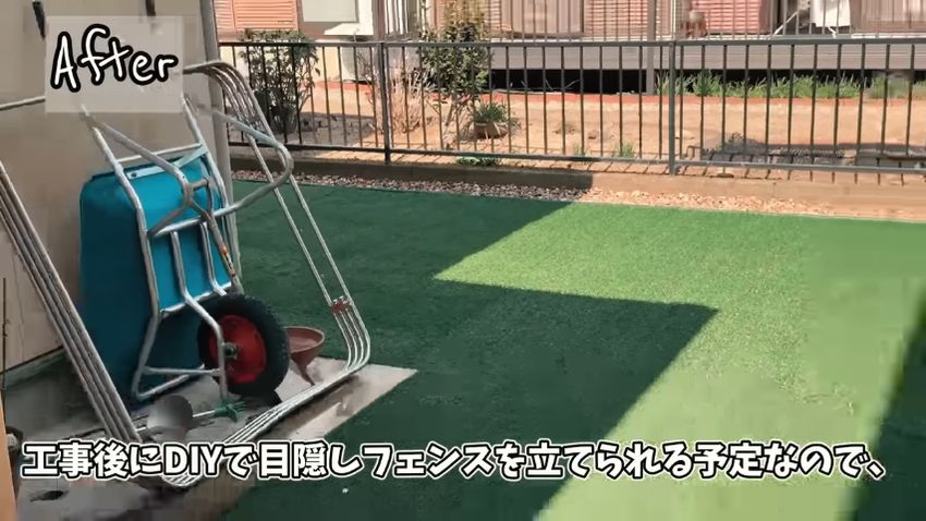 人工芝が敷き詰められて歩きやすくなった庭