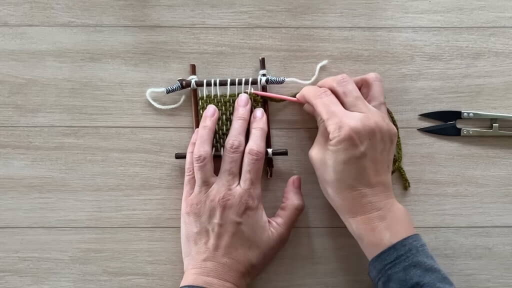 ヨコ糸を通す作業を繰り返す