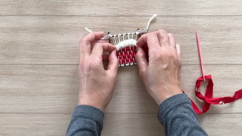 ヨコ糸に裂き布を使いアクセントとして綿を加える