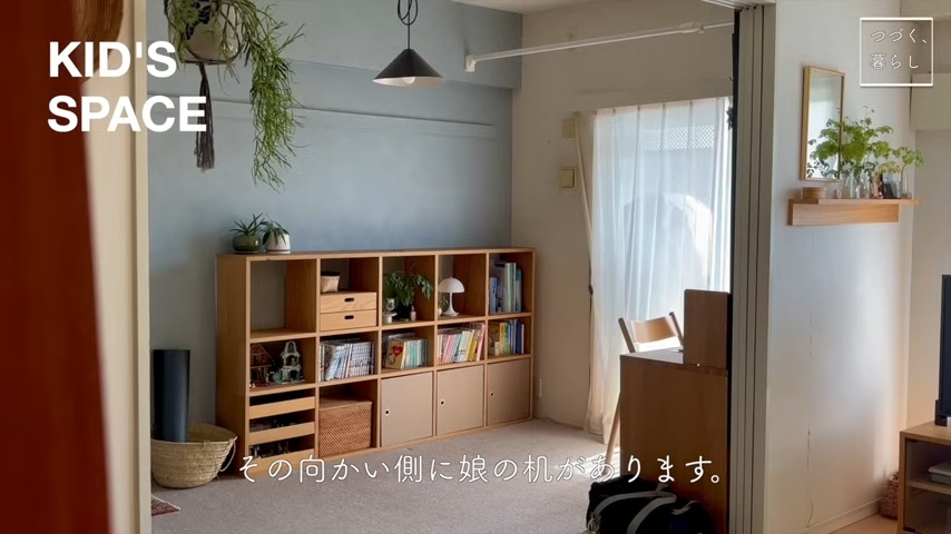 棚と机がある子ども部屋