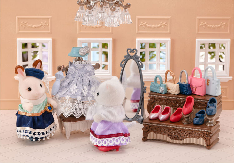 靴やバッグ、洋服は人形に着せられます