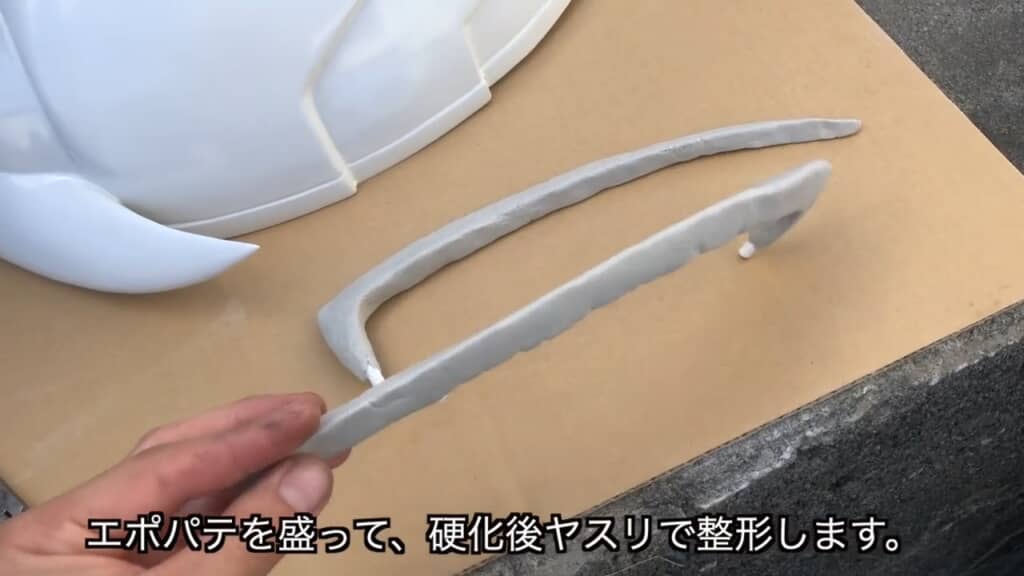 ワイヤーを芯にパテを盛り、触角に成形