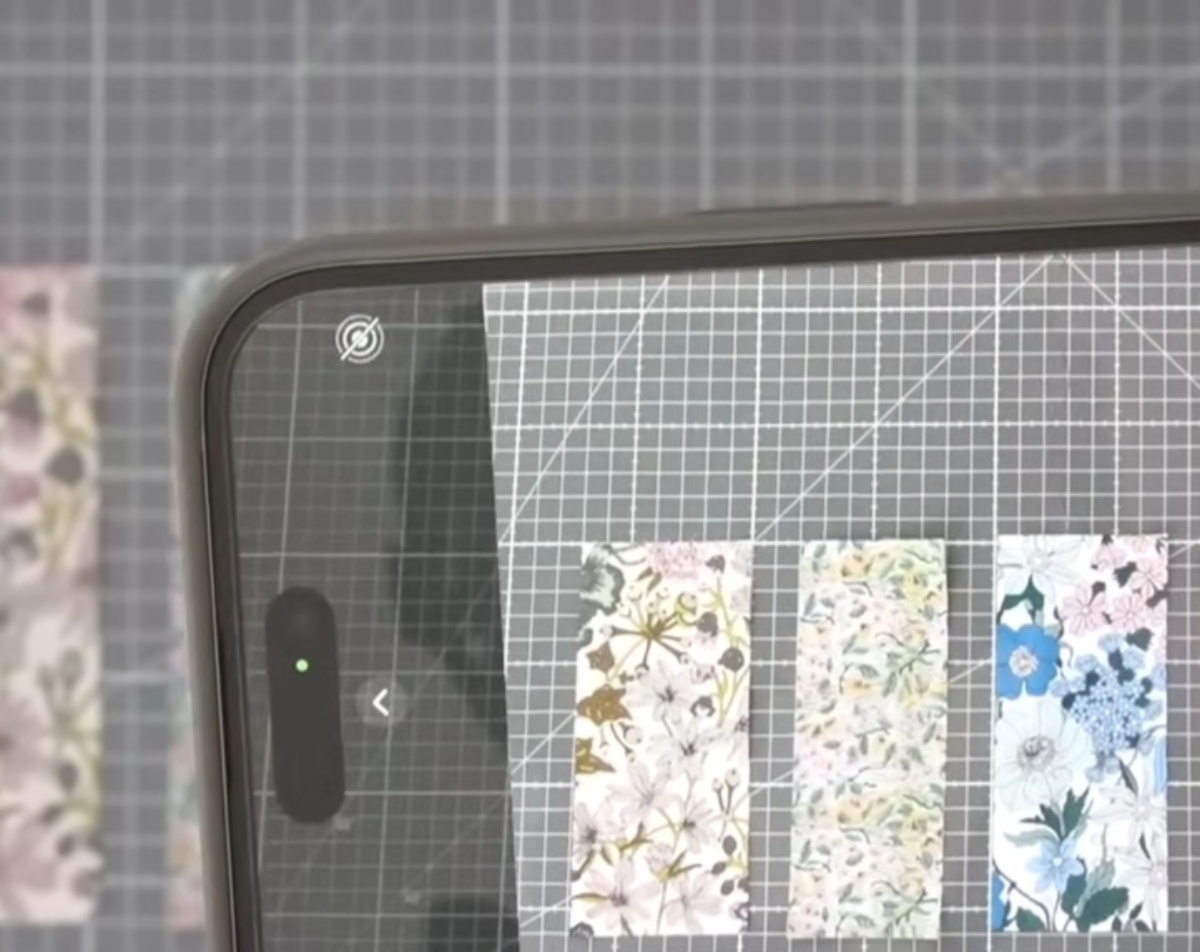 小さな小さな花柄ハギレ→ずらっと並べてつなげると……“おでかけのお供”完成に「待ってました！」「作りまーす」（1/3） | ハンドメイド ねとらぼ