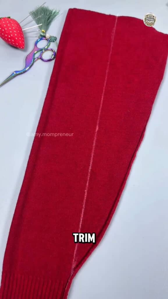 （1/4）まずは片方の袖をカットして、裏返します。袖の横幅を決めて、余分な生地を縦にカットします