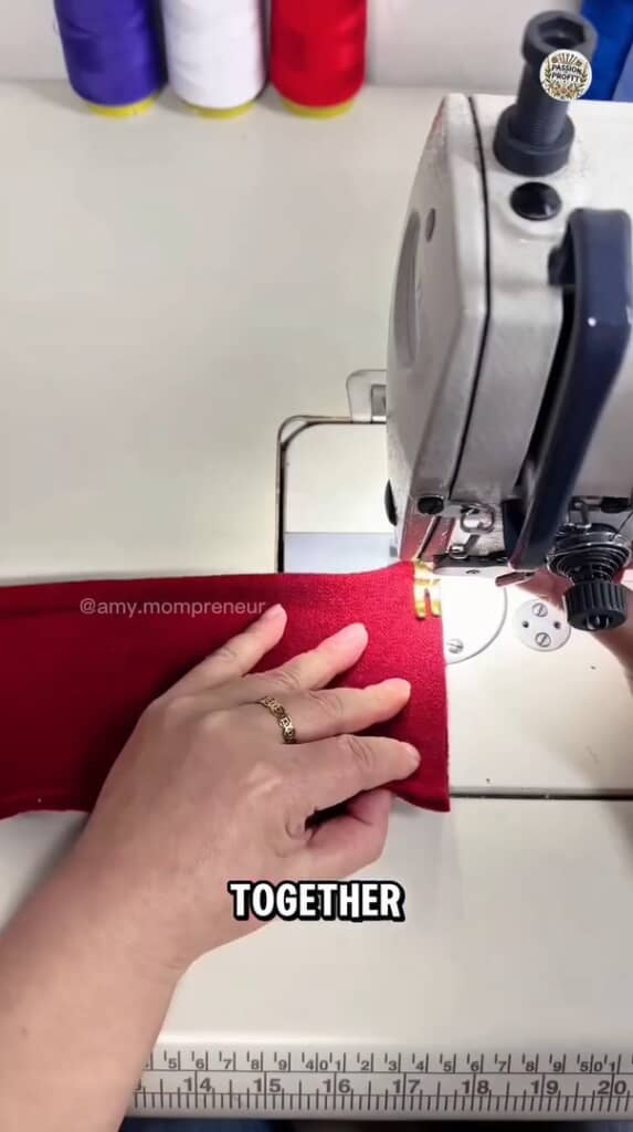 （2/4）カットした2辺を縫います。閉じていないのはもともと袖口だった部分だけになりました