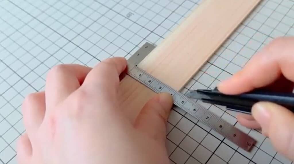 木の板を切ります