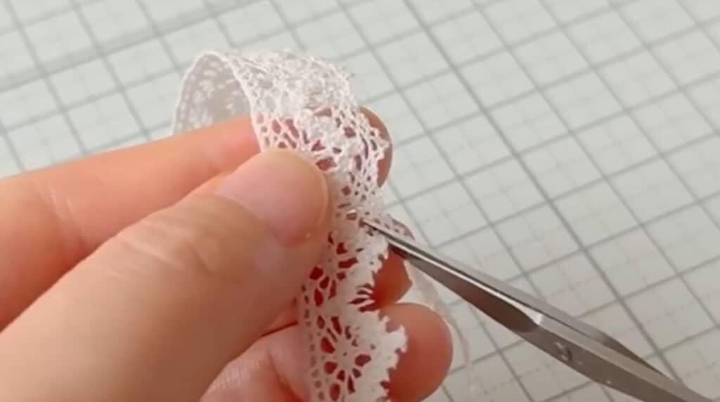 レースのリボンをさらに細く切ります