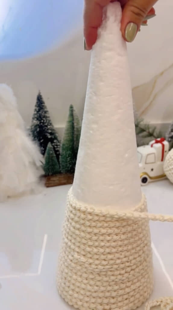 円錐の土台に巻き付けて……