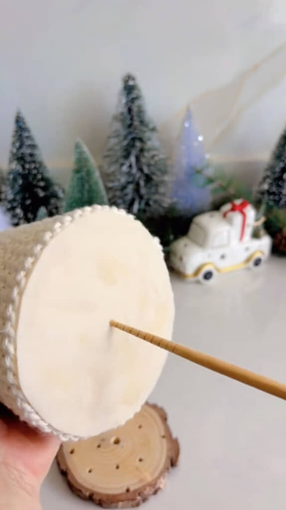 底にフェルトを貼ってから木の棒を差し込みます