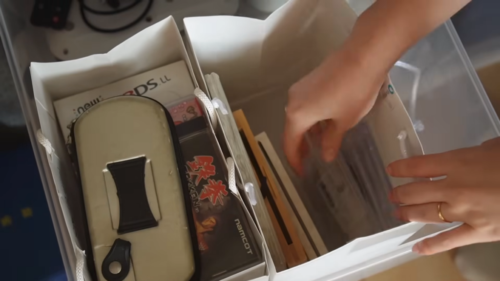 クローゼット用収納ケースの仕切りにも紙袋が活躍