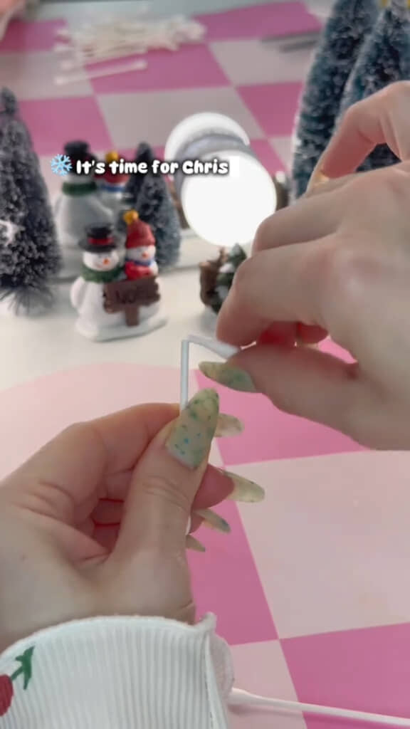 綿棒の先端（綿体）あたりを折り外していきます