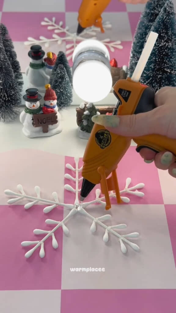 テーブルの上に綿棒を並べて中心をグルーガンで接着しています