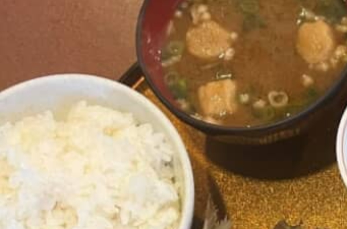 行きつけの定食屋、450円の定食を「1000円ぐらいにアレンジして」とお願いしたら……　 とんでもない光景に「すげーなー！」「バグってる」「羨ましい」（1/3） | ライフスタイル ねとらぼ