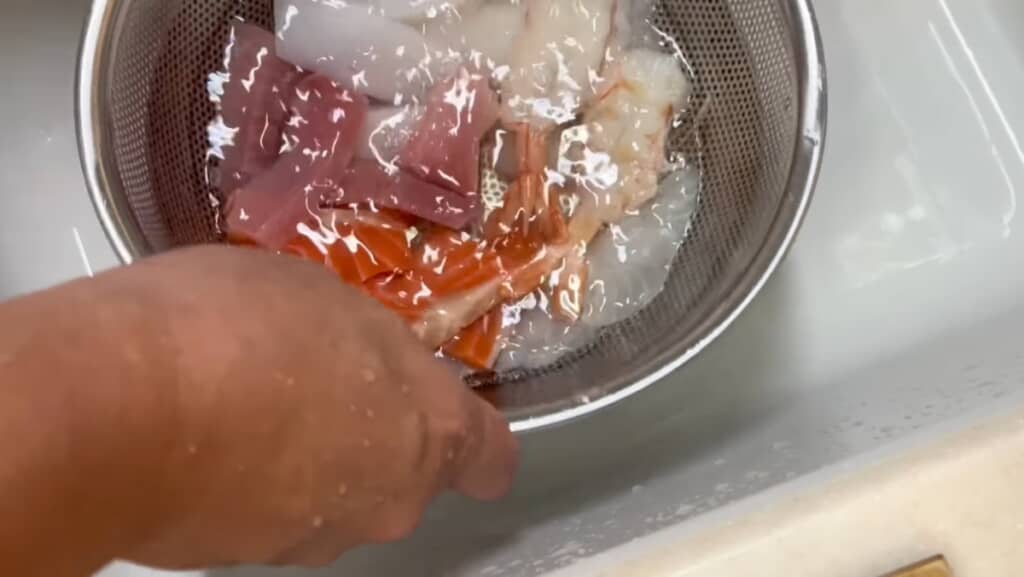 砂糖と塩をいれた氷水に約5分つける