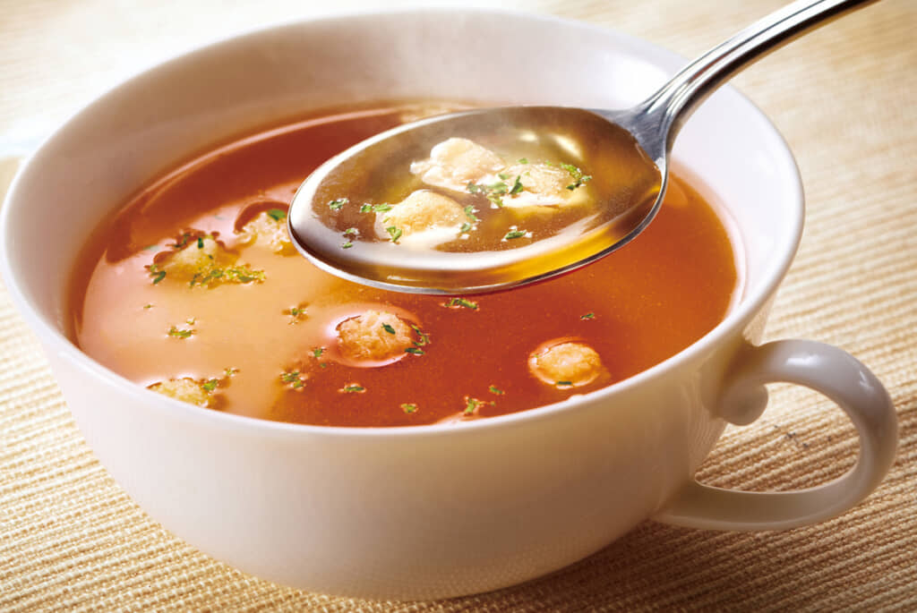 野菜や肉をじっくり煮込んだコンソメスープ。市販品を使えば簡単ですが……