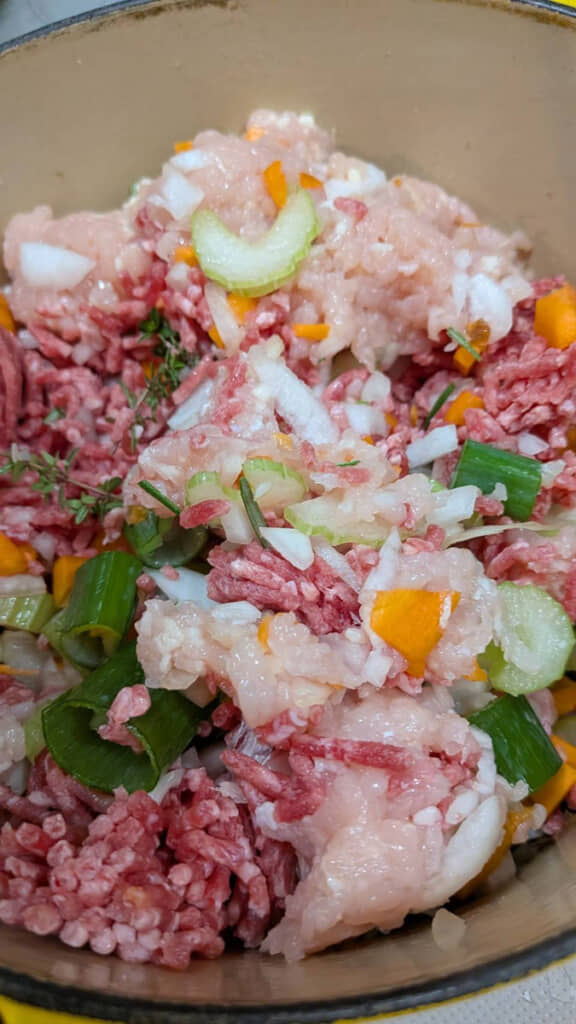 加熱前。香味野菜やひき肉でいっぱい