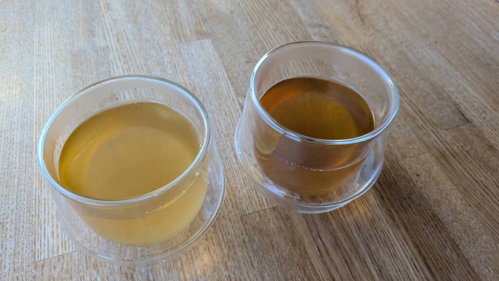 左が市販品を使ったコンソメで、右が自家製。後者のほうが断然濃くておいしそう……！