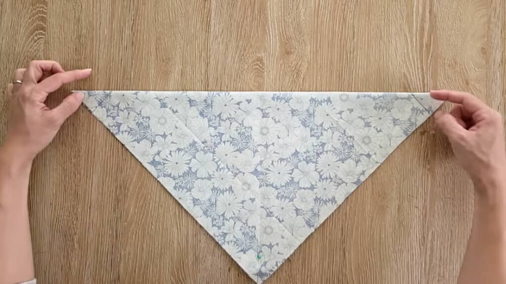 等辺から底辺に向かって垂直に線を2本引きます