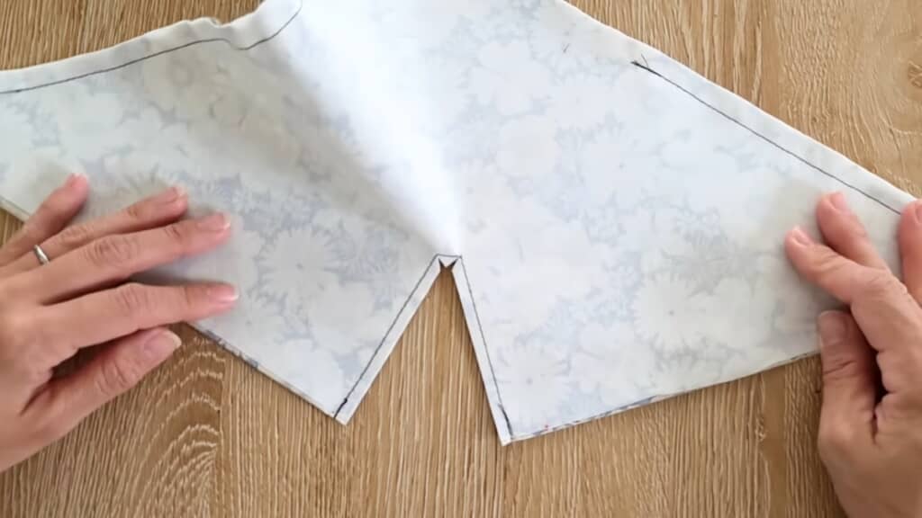 中央をY字にカットします