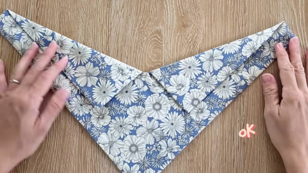 襟の形に折ってアイロンを当てます