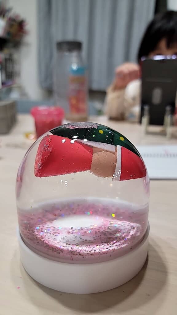 サンタクロースとツリーが浮かぶスノードーム