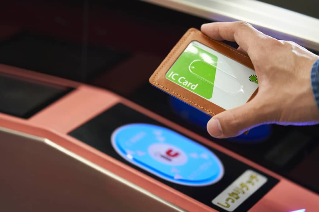 パスケースを落としてしまったら……？（イメージ画像／出典：PIXTA）