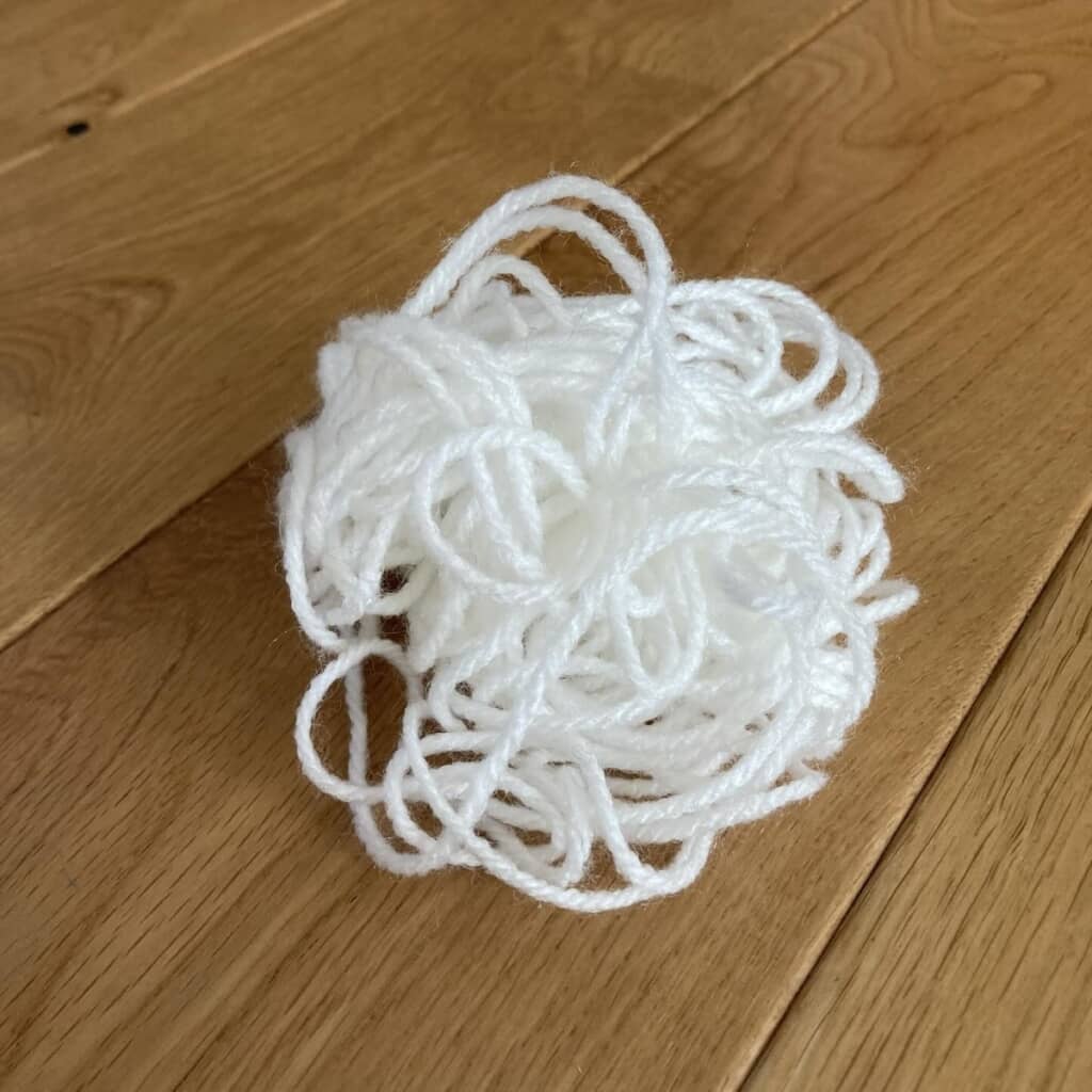 白い毛糸から「何か作って!!」