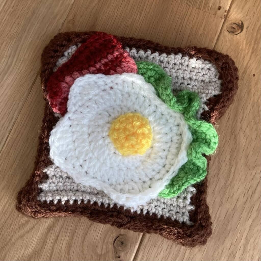 ベーコン＆目玉焼きのオープンサンド