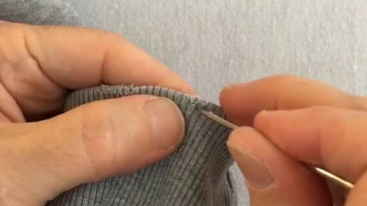 息子が捨てかけた、裾がほつれたスウェット→穴をあけてコットン糸を編みこむと……　“驚きの完成品”に「かわいいアイデア」「これ大好き！」【海外】（1/2） | 編み物 ねとらぼ