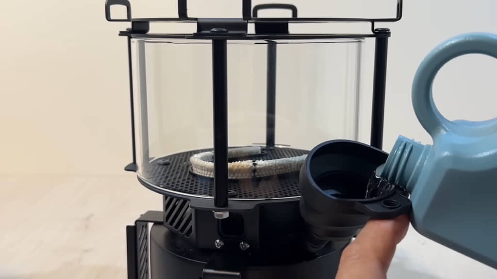 燃料を注ぎ入れる
