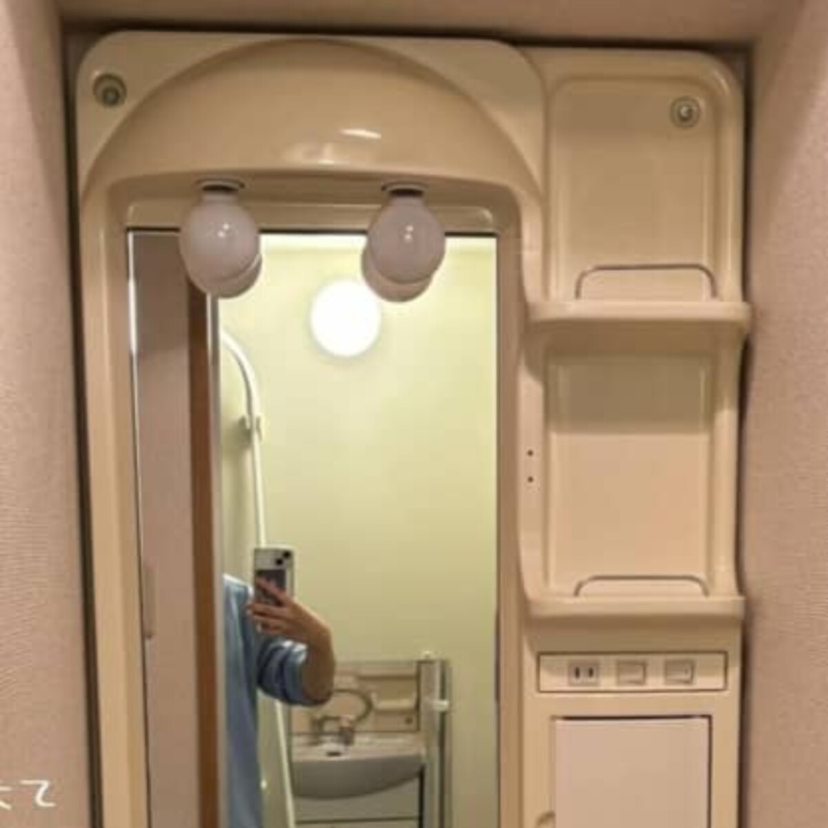 21歳美大生が、パッとしない洗面所を“ネジ不使用”でリノベしたら……　「こんなDIYするのが夢」完成後の姿に「すご!!!」「めっちゃセンスいい」（1/2） | リフォーム・リノベーション・DIY ねとらぼ