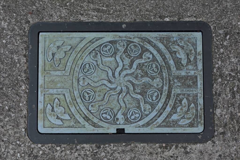 ヤマタノオロチをあしらったデザインの水道メーターのフタ