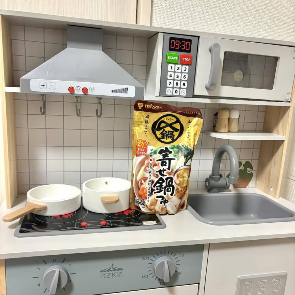 キッチンの上に置かれた鍋つゆ