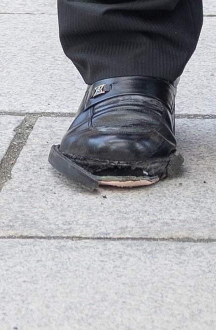 靴底が崩壊してしまった革靴