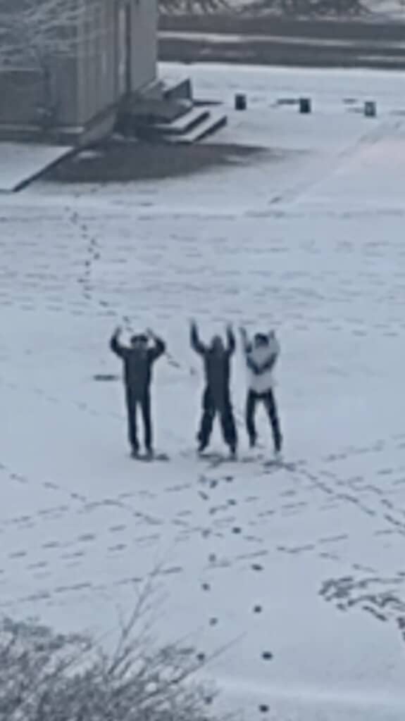 雪の日に公園に集まった3人