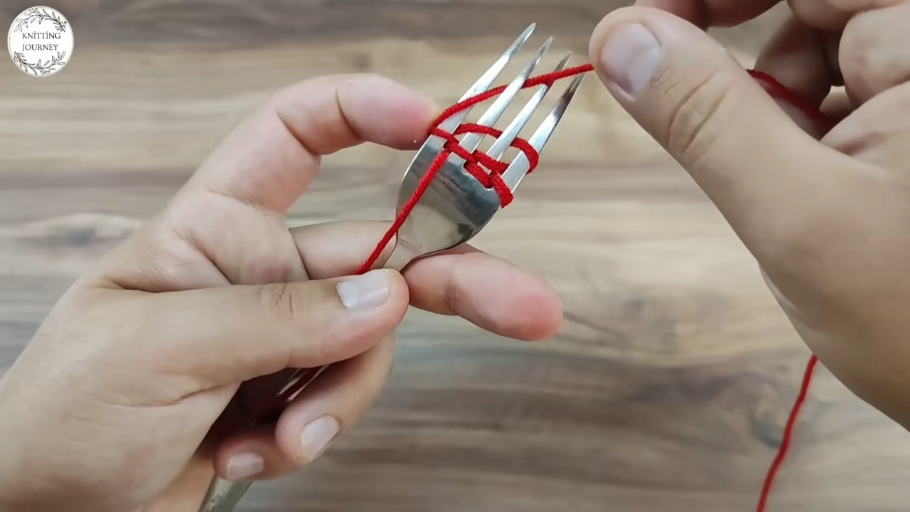 フォークに毛糸をぐるぐる巻きつけていくと……　圧巻のアイテムが500万再生「こんなの思いつかない」【海外】（1/3） | ライフスタイル ねとらぼ