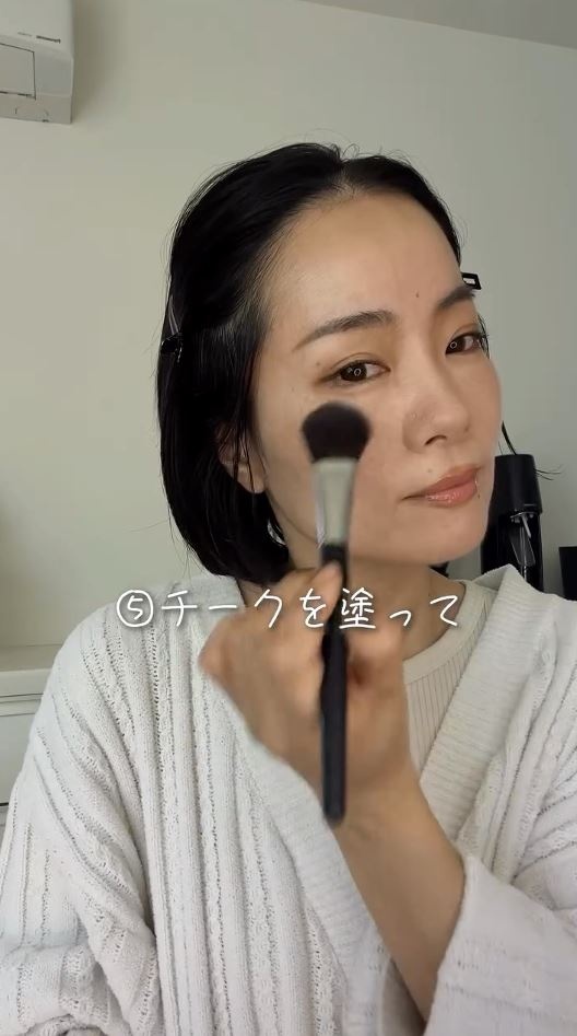 チークを塗る
