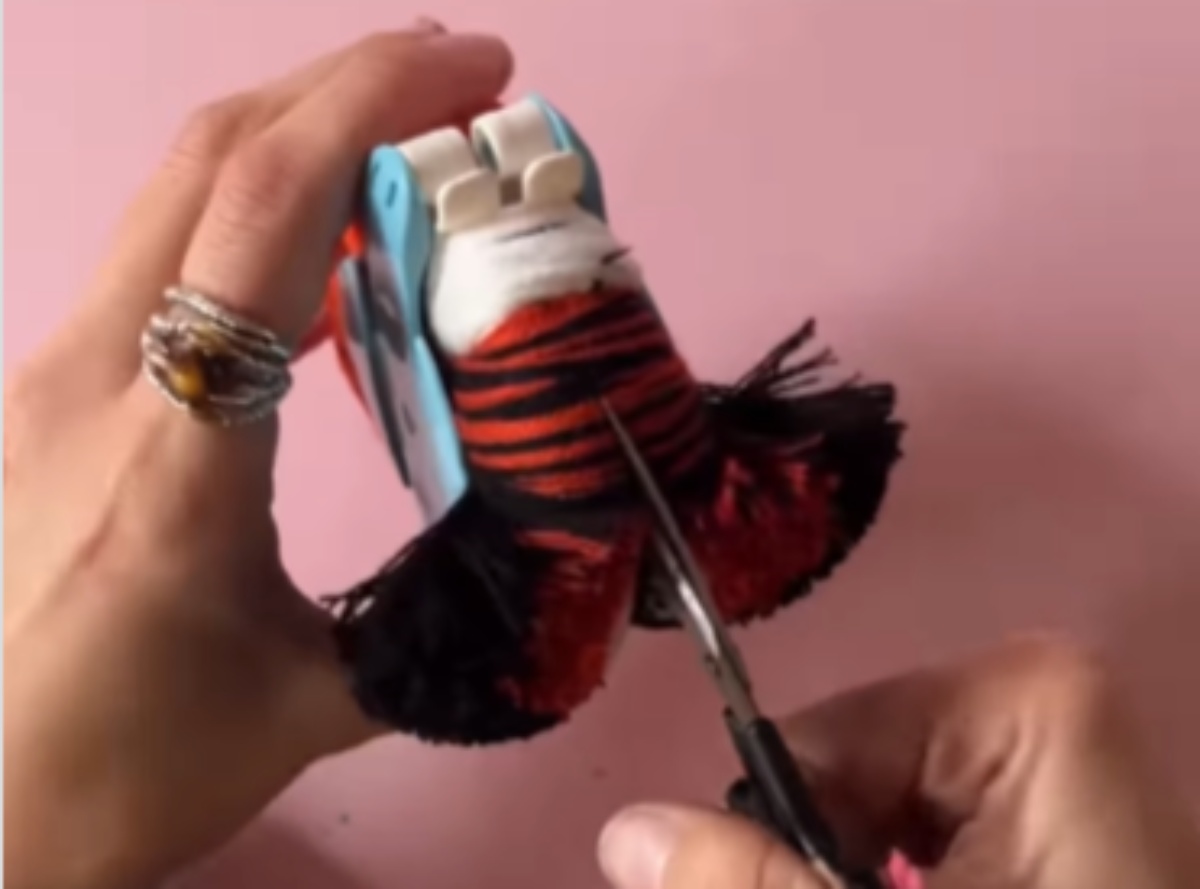 毛糸をぐるぐる巻いた“ポンポン”→ひたすらカットすると……「うわぁ！」「魔法使ったの!?」　1500万再生突破の完成品に仰天【海外】（1/3） | ハンドメイド ねとらぼ