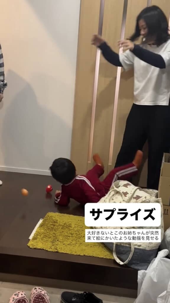 そのまま転んでしまいました！　その拍子に持っていたおもちゃも遠くに転がっていきます